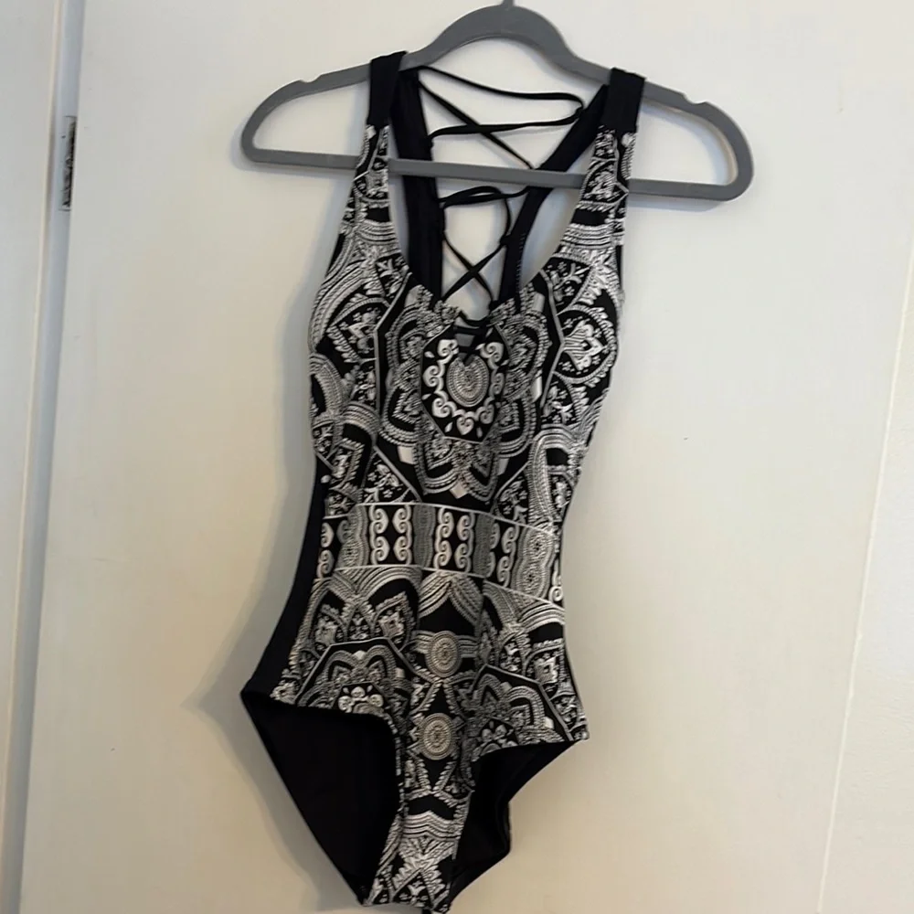 Jantzen black & white medallion black strappy back one-piece bathing suit.size 8 - Picture 3 of 11